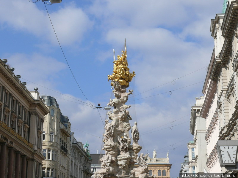 Чумная колонна была поставлена в честь окончания в Вене эпидемии 17 века. Вена, Австрия