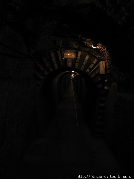 Сначала экскурсия идет под длинному и низкому тоннелю. Придется идти несколько сотен метров пригнувшись. Хинтербрюль, Австрия