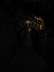 Сначала экскурсия идет под длинному и низкому тоннелю. Придется идти несколько сотен метров пригнувшись.