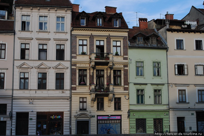 Полный архитектурный бардак по-словенски: разная высота, разная ширина, разные стиль, разный цвет. И это самый центр города Любляна, Словения