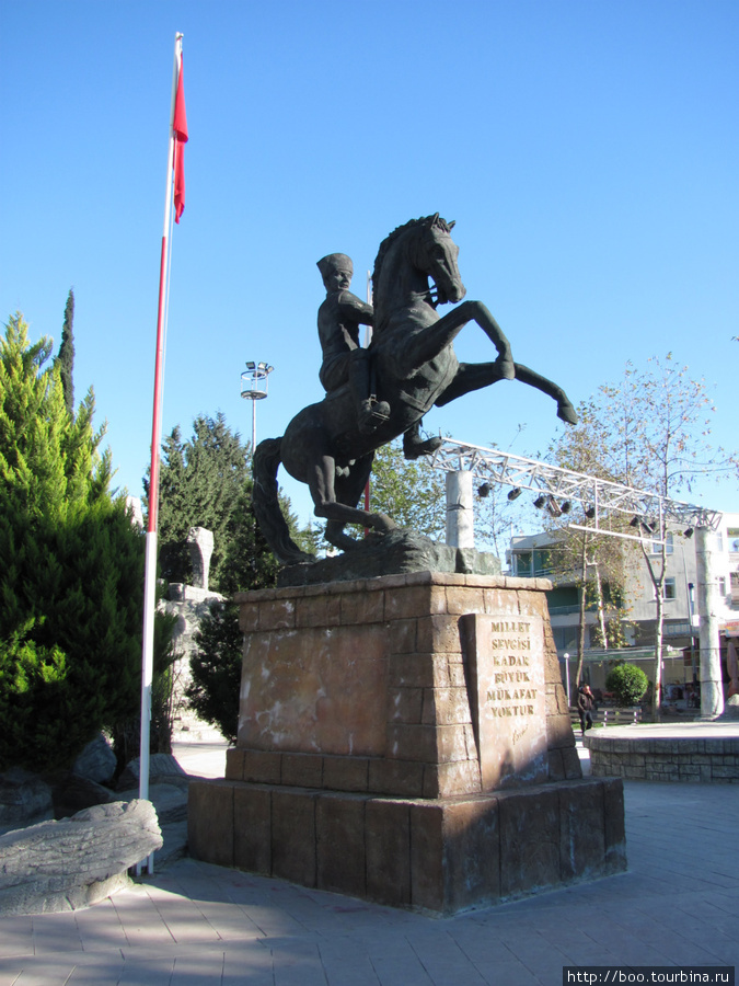 И куда уж без памятника Ататюрку. Белек, Турция