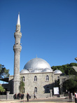 Городская мечеть находится практически в центре города.