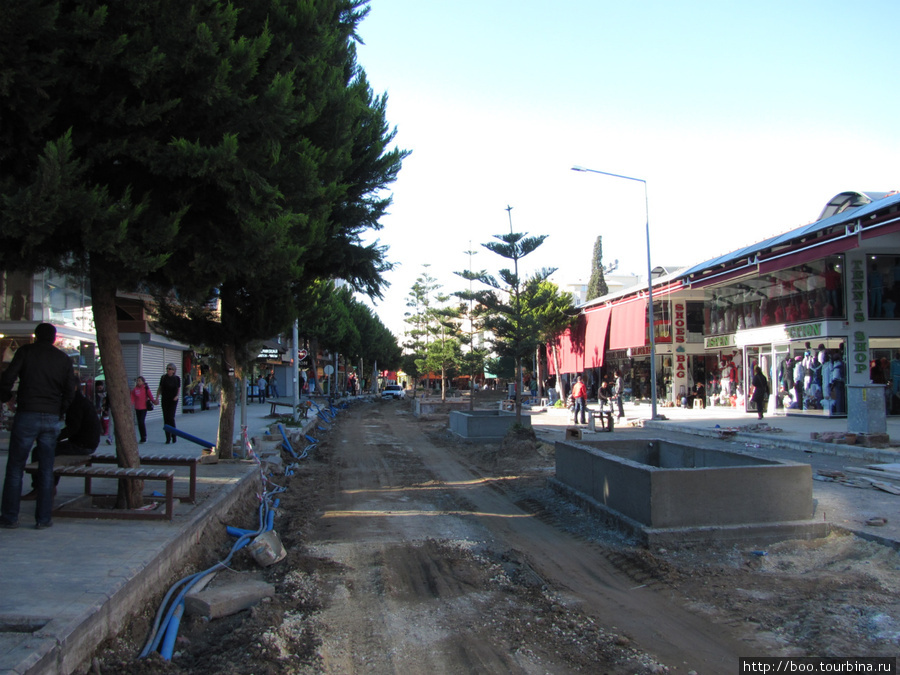 Центр города перекопан: ремонт дороги Белек, Турция