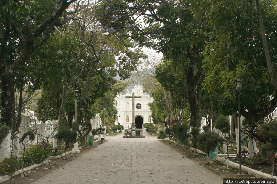 Центральная кладбищенская аллея Антигуа, Гватемала