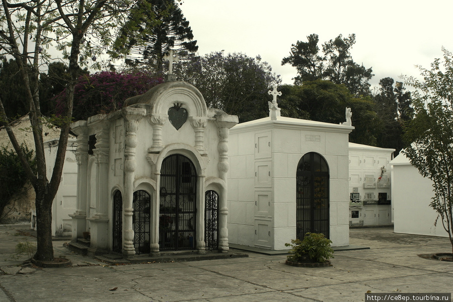 Один из тысяч мавзолеев Антигуа, Гватемала