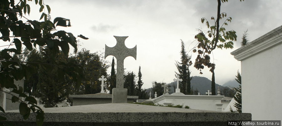 Кресты над мавзолеями Антигуа, Гватемала