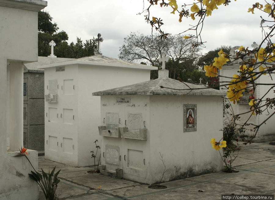 У какой-то семьи поменьше мавзолейчик Антигуа, Гватемала