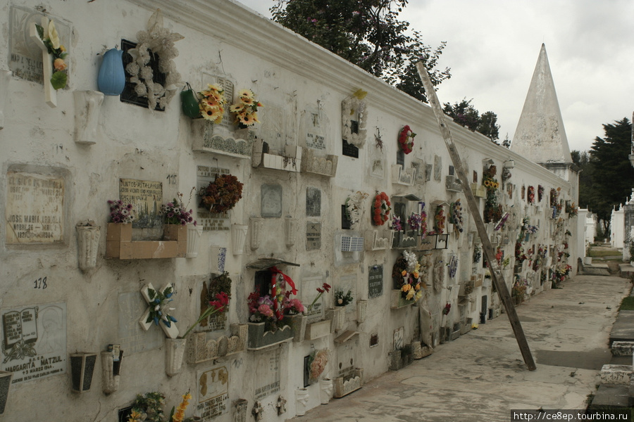 Коллективная стена — здесь хоронят тех, кто не может позволить себе мавзолей Антигуа, Гватемала