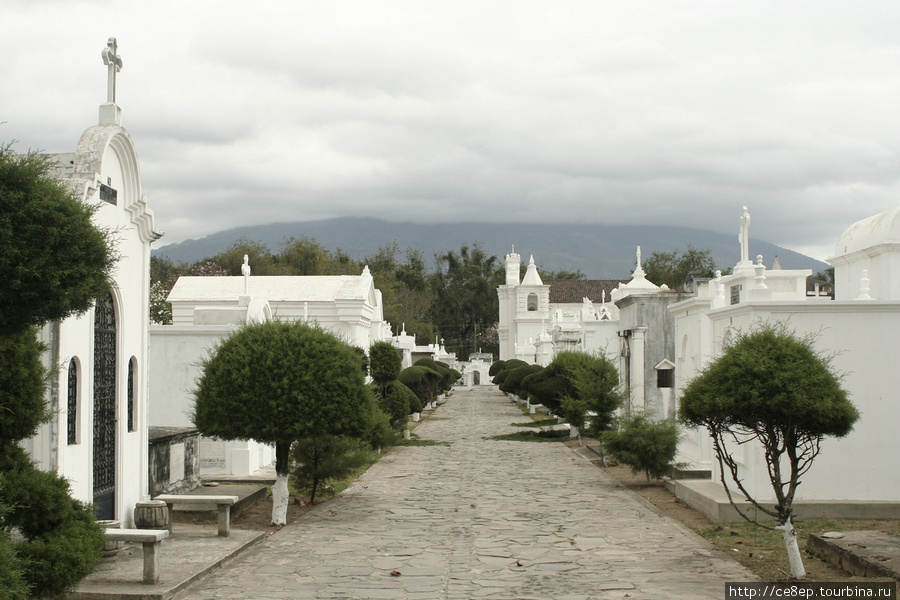 И справа и слева от аллеи — мавзолеи Антигуа, Гватемала