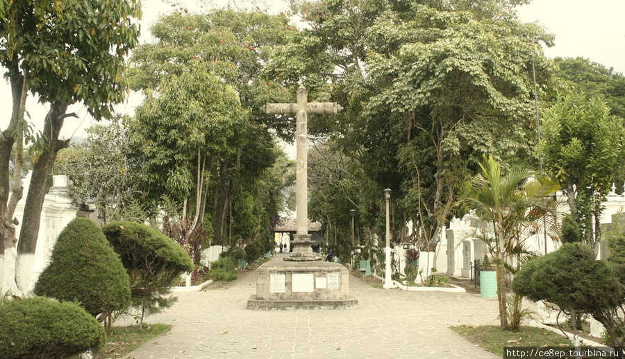 В центре аллей часто стоят кресты Антигуа, Гватемала