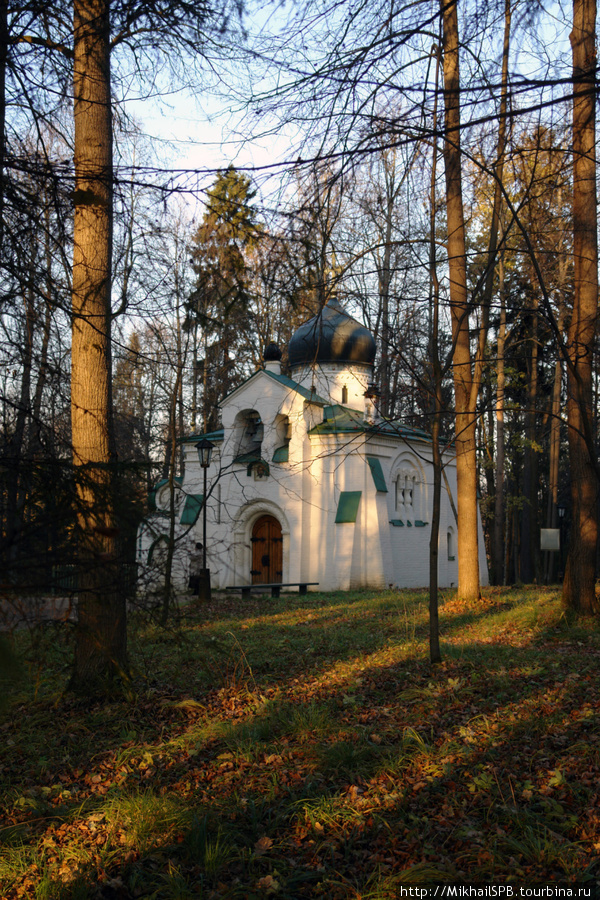 ЦЕРКОВЬ СПАСА НЕРУКОТВОРНОГО, 1881-1882 г.г. Проект церкви выполнили В. Д. Поленов и В. М. Васнецов, ее сооружение и оформление — результат совместного творчества всех участников Абрамцевского художественного кружка. Церковь сочетает в себе элементы различных школ средневековой русской архитектуры и считается первым произведением русского модерна.В 1882 г. храм был освящен, и образ Спаса Нерукотворного работы Поленова был помещен над входом. В иконостасе — произведения И.Е.Репина, В.М.Васнецова, В.Д.Поленова и других художников. После смерти А.С.Мамонтова (1869-1891),ризницу церкви, где он был похоронен, перестроили в часовню (1891-1892) по проекту Васнецова. Позднее у стен церкви были погребены В.С.Мамонтова (в замужестве Самарина, 1875-1907), Е. Г. Мамонтова (1847-1908), С. А. Самарин (1906-1913) и С.И.Мамонтов(1841-1918). Абрамцево, Россия