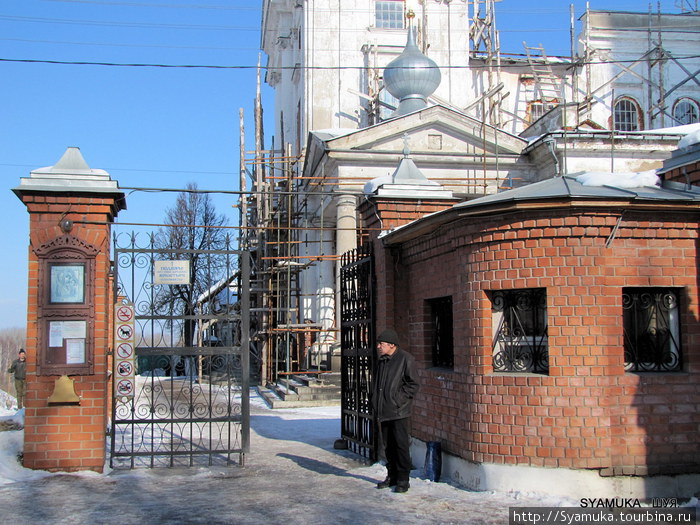 Подворье Свято — Николо – Шартомского монастыря. Идет реставрация. Шуя, Россия