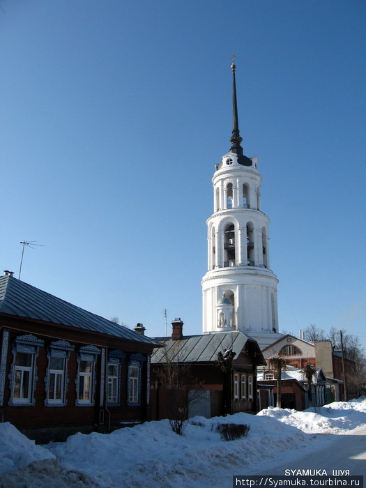 Вид на колокольню с Большой Соборной улицы. Шуя, Россия