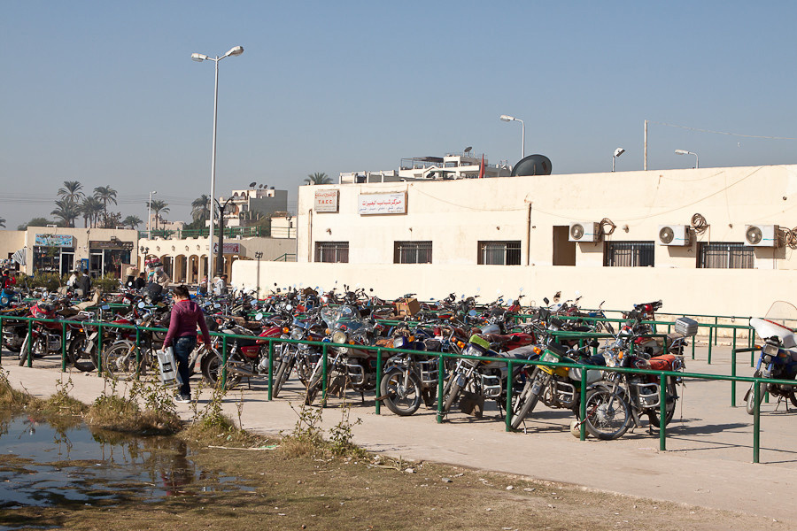 Уже на другом берегу можно взять в аренду скутеры и мелосипеды Луксор, Египет