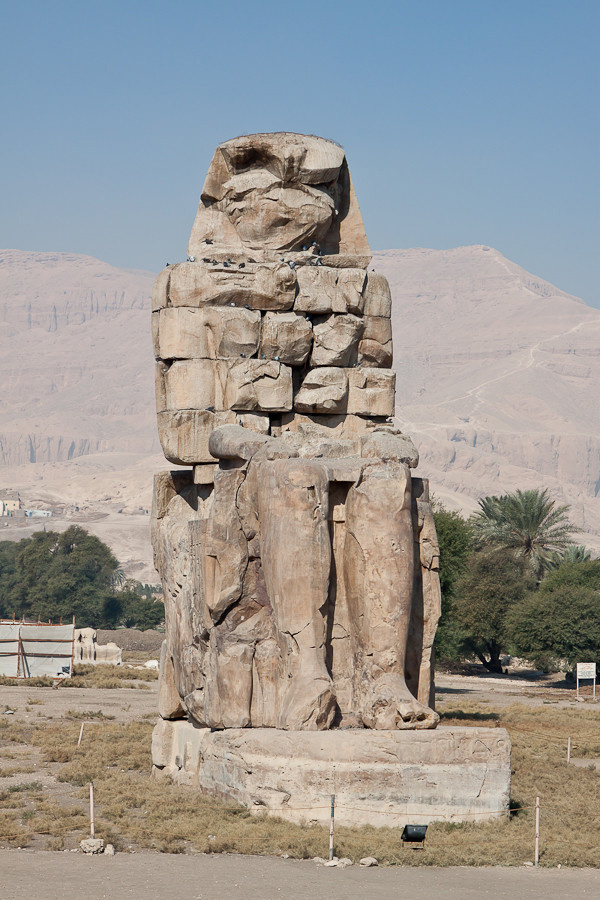Дорога в Городу Мертвых и Колоссы Мемнона Луксор, Египет
