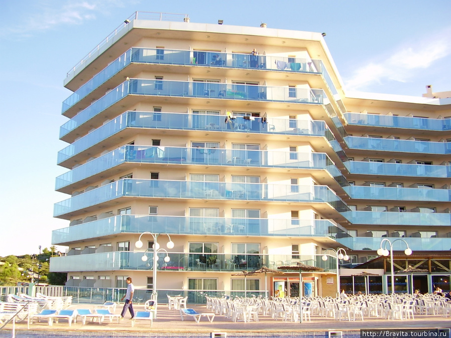 Общий вид отеля и шезлонги у бассейна Пинеда, Испания