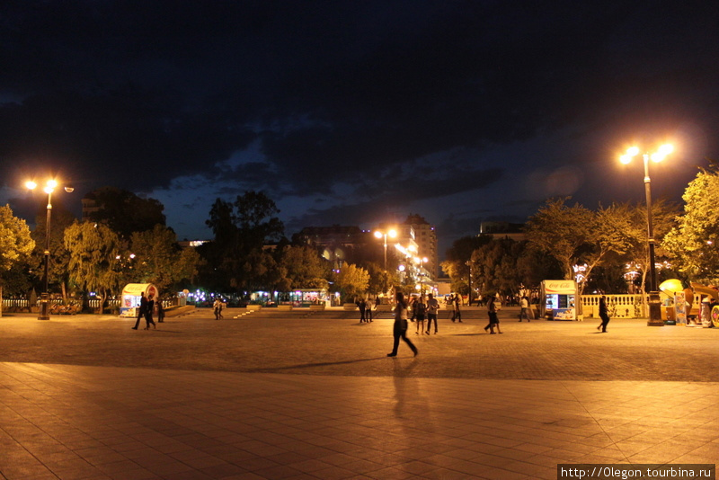 Подсветка на площадях и улицах Баку, Азербайджан