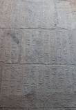 Как и во всех остальных храмах, стены тут исписаны иероглифами