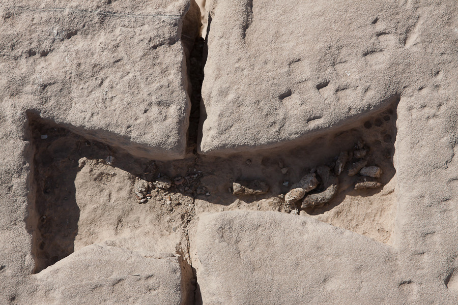 А вот так соединяли камни в кладке Луксор, Египет