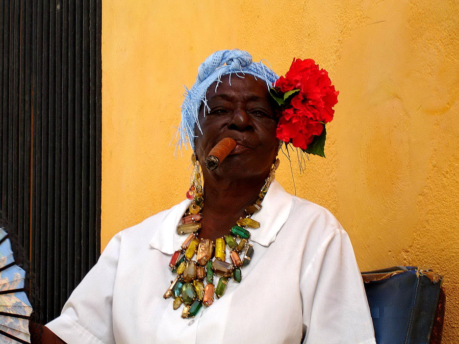 Чернокожая бабушка. Мучача Куба. Кубинская бабушка с сигарой.