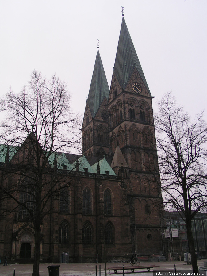 Боковой вид на собор Бремен, Германия