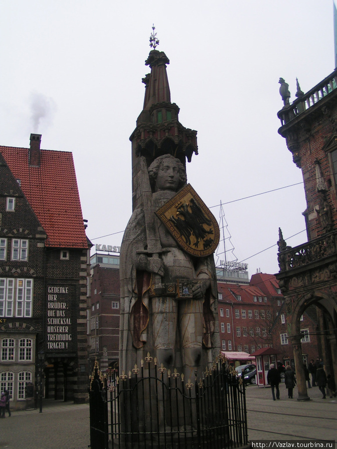 Статуя во всём боевом облачении Бремен, Германия
