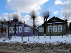 Большинство домов в поселке деревянные, украшенные резьбой.