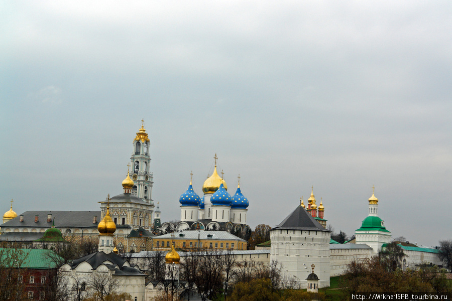 Троице-Сергиева лавра.
Древнейшая постройка на территории Лавры – Троицкий собор (1422–1425), в котором почивают святые мощи Игумена земли Русской преподобного Сергия Радонежского. В иконостасе храма – иконы письма преподобного Андрея Рублева. Древностью отличается и церковь в честь сошествия Святого Духа на апостолов, построенная псковскими мастерами в 1476 году. Величественный Успенский собор возведен в 1559–1585 годах по повелению царя Иоанна Грозного. Возле собора – усыпальница царя Бориса Годунова и членов его семьи. Шатровая церковь преподобных Зосимы и Савватия Соловецких при Больничных палатах сооружена в 1635–1637 годах. Великолепием убранства в стиле московского барокко отличается церковь Преподобного Сергия с трапезной (1687–1692). К числу памятников церковного зодчества XVIII века относятся Михеевская (1734) и Смоленская (1746–1753) церкви, а также пятиярусная колокольня (1741–1770). Сергиев Посад, Россия