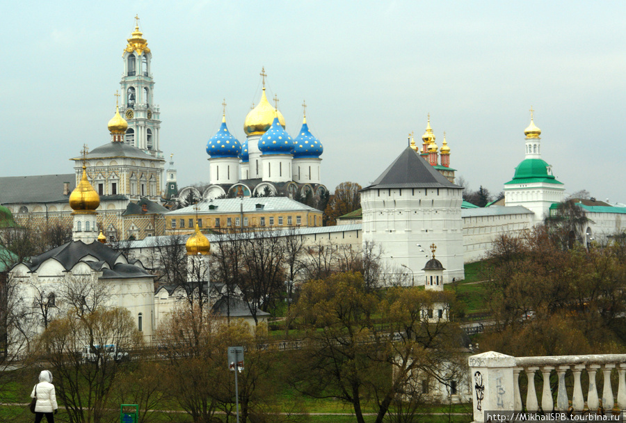 Троице-Сергиева лавра.
Прославленная обитель Живоначальной Троицы основана преподобным Сергием Радонежским в 1337 году. На протяжении столетий Троице-Сергиева Лавра является одной из самых почитаемых общерусских святынь, крупнейшим центром духовного просвещения и культуры. В ее стенах подвизался сонм подвижников Русской Православной Церкви и в их числе преподобные Никон Радонежский, Максим Грек, духовные писатели преподобный Епифаний Премудрый и Пахомий Логофет. Священноархимандритами Лавры были святители Московские Филарет (Дроздов; † 1867) и Иннокентий (Вениаминов; † 1879), а также священномученик митрополит Владимир (Богоявленский; † 1918). В Лавре веками собиралась уникальная библиотека рукописных и старопечатных книг. Сергиев Посад, Россия