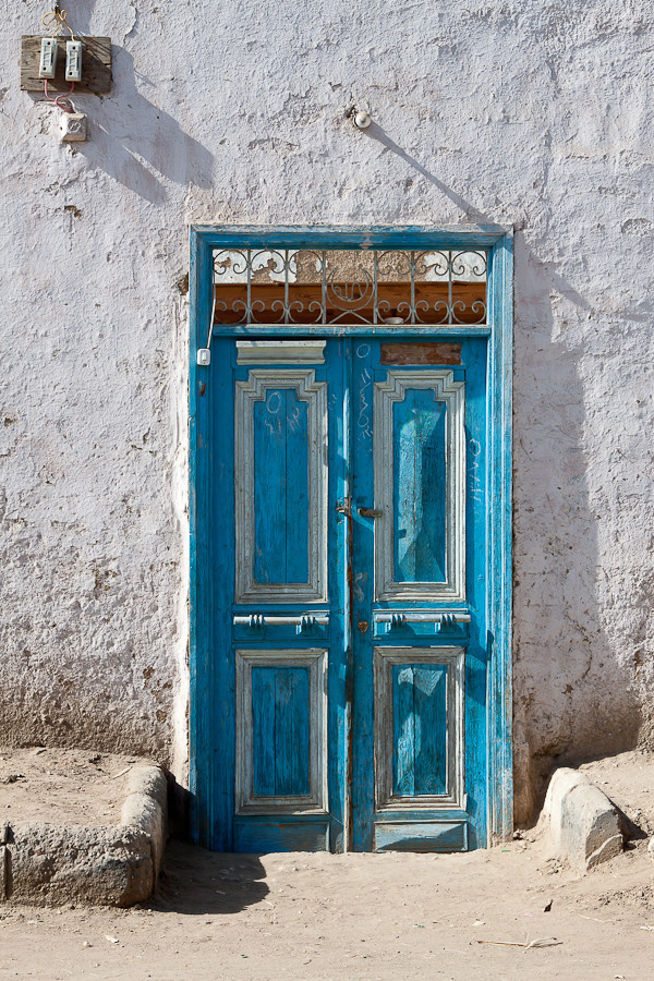 По пути в гробницам встречаются вот такие чудесные двери! Луксор, Египет