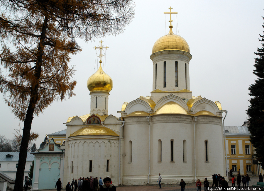 Троицкий собор, 1422 г.
Троицкий собор – главный соборный храм и древнейшее из сохранившихся сооружений Троицкого монастыря. Он был воздвигнут в 1422 г. преподобным Никоном «в честь и похвалу» основателю монастыря, преподобному Сергию Радонежскому (†1392). В Троицком соборе в серебряной раке покоятся святые мощи преподобного Сергия – главная святыня обители.
Белокаменный Троицкий собор является одним из важнейших памятников ранне-московского зодчества. С Троицкого собора началось формирование уникального архитектурного ансамбля монастыря. Древнейшая роспись внутренних стен собора, выполненная в 1425–1427 гг. преподобными иконописцами Андреем Рублевым и Даниилом Черным, к сожалению, донас не дошла. Сохранившаяся роспись выполнена в 1635 г. и воспроизводит древнюю иконографию первоначальной росписи. Главное художественное сокровище Троицкого собора – его пятиярусный иконостас, большинство икон которого выполнено в 1-й трети XV в. преподобным Андреем Рублевым и мастерами его круга. Сергиев Посад, Россия