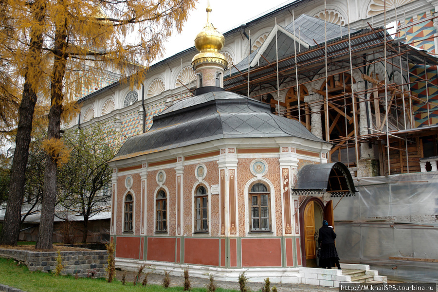 Церковь преподобного Сергия с Трапезной палатой, 1686 – 1692 г.г.
Церковь преподобного Сергия с Трапезной палатой (Трапезная церковь), расположенная на южной стороне монастыря, была сооружена по повелению царей Иоанна и Петра Алексеевичей в 1686–1692 гг. Трапезная палата, площадью более 500 м2, являющаяся одним из самых больших помещений своего времени, перекрытых сводом без промежуточных опор, предназначалась для торжественных приемов и праздничных трапез. В середине XX в. здесь проходили заседания Поместных и Архиерейских соборов Русской Православной Церкви. 
По своей архитектуре и исключительному богатству декора фасадов Трапезная церковь относится к лучшим образцам московского барокко. Покрытые разноцветной росписью «в шахмат» стены, резные белокаменные полуколонны и обрамления окон, величественная, совершенная в своих пропорциях кровля, придают зданию церкви особую выразительность. Сергиев Посад, Россия