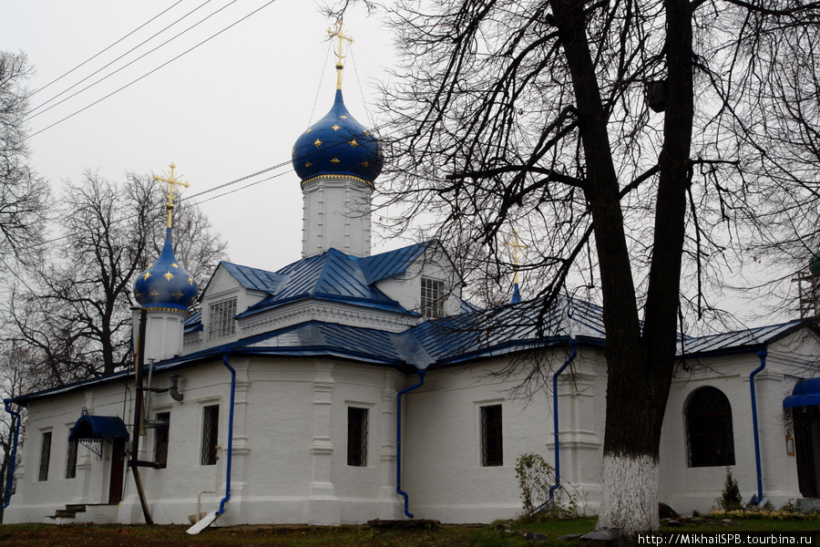 В благодарность Богу за сына царь Иоанн Грозный становится покровителем и храмостроителем Феодоровского монастыря. На месте деревянного храма во имя великомученика Феодора Стратилата царь строит каменный храм, который сохранен и доныне. В дальнейшем в пристроенной галерее храма освящены еще два придела в честь Феодоровской иконы Матери Божьей и в честь Серафима Саровского. Переславль-Залесский, Россия