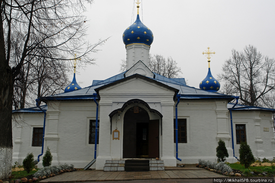 Введенская церковь, 1710 г. Царем Иоанном Грозным  были сделаны большие пожертвования, для монастыря были заказаны иконы. Из сохранившихся икон известны:

— икона Божьей Матери О Тебе радуется,

— Троица Ветхозаветная,

— Одигидрия,

— Никола в рост,

— Святитель Иоанн Златоуст в житии.

Сын Иоанна Грозного — Феодор Иоаннович — часто приезжал в Феодоровский монастырь, подолгу останавливался, молился. Русские люди считали его святым. Благодаря ему на Руси было учреждено Патриаршество. Светлый образ царя Феодора Иоанновича вошел в историю как образ царя-молитвенника. Переславль-Залесский, Россия