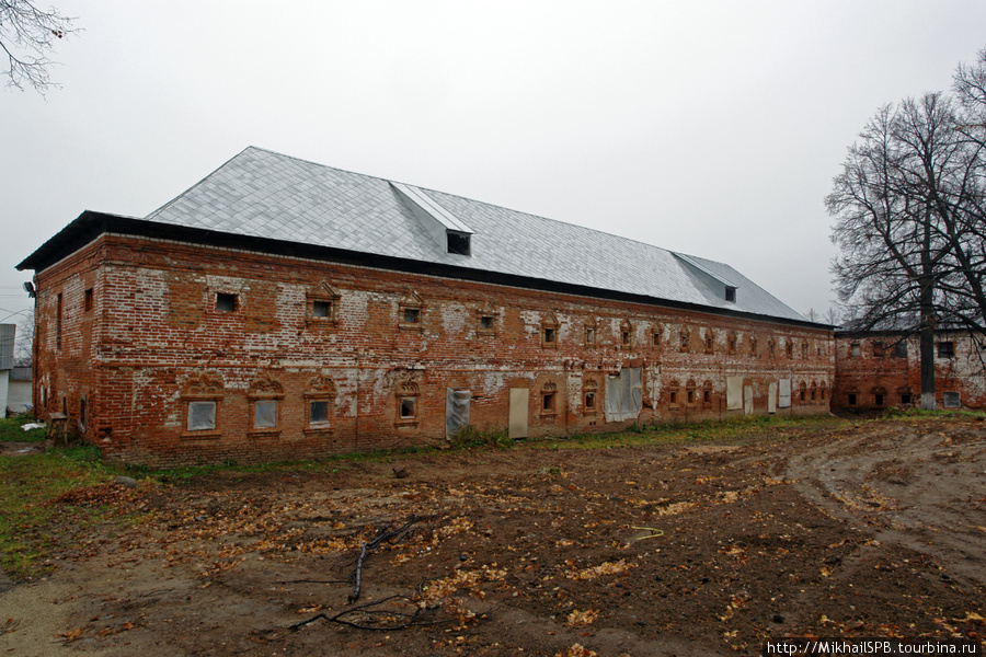 Братский корпус. Благоустроен по распоряжению императора Николая I, и в Переславле состоялось торжественное открытие первой в России шоссейной дороги Москва-Ярославль.
Продолжал благоустраиваться и Феодоровский монастырь. Были выстроены новые келейные корпуса для сестер, странноприимный дом, трапезная. Богослужения совершались ежедневно, монастырь отличался прекрасным клиросным пением.
В 1913 году Россия праздновала 300-летие Дома Романовых. В архиве сохранились записи о посещении императором Николаем II с семейством города Переславля: 23мая 1913 года Государю Императору благоугодно было с Августейшими дочерьми посетить город Переславль-Залесский. После посещения Никитского и Даниловского монастырей Его Величеству благоугодно было направиться в Феодоровский женский монастырь… Переславль-Залесский, Россия