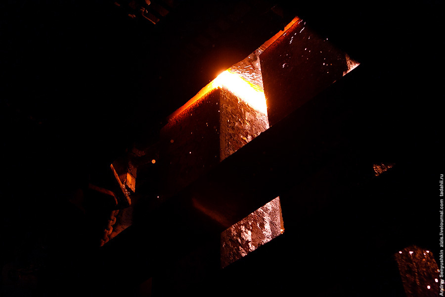 Только что отлитые огромные брусы металла, еще даже не остывшие, режутся пилами горячей резки на брусы по-меньше. Пермь, Россия