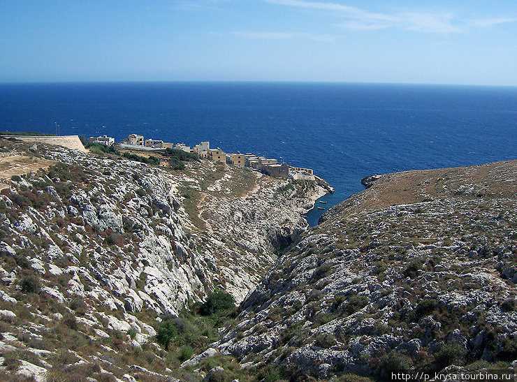 Рядом с поселком, откуда стартуют лодочки к гротам Зуррик, Мальта