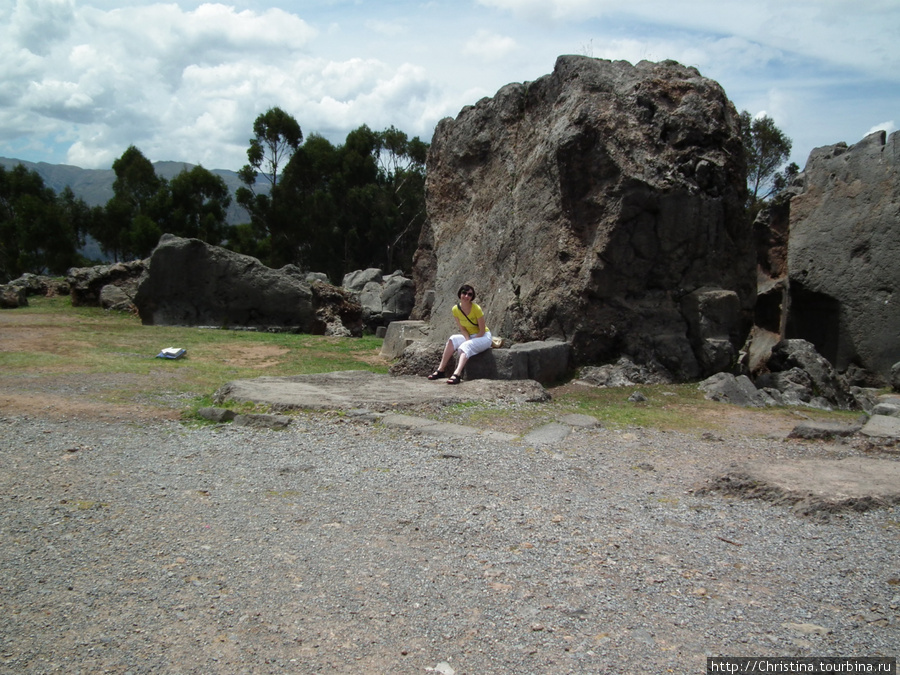 А это место называется Кенко. Тут находится пещера в которой приносили жертвы Куско, Перу