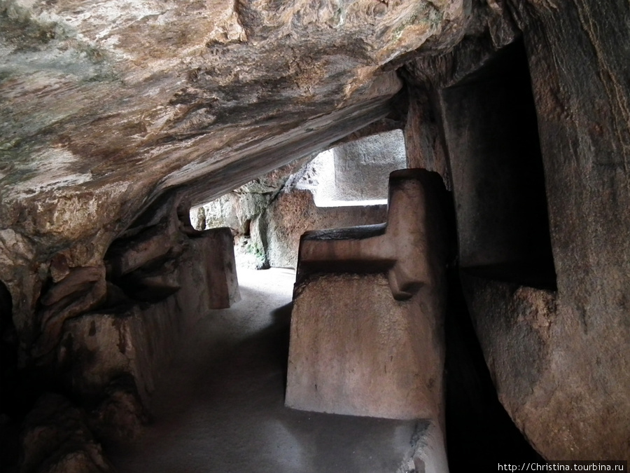 В пещере стол для жертвоприношений Куско, Перу