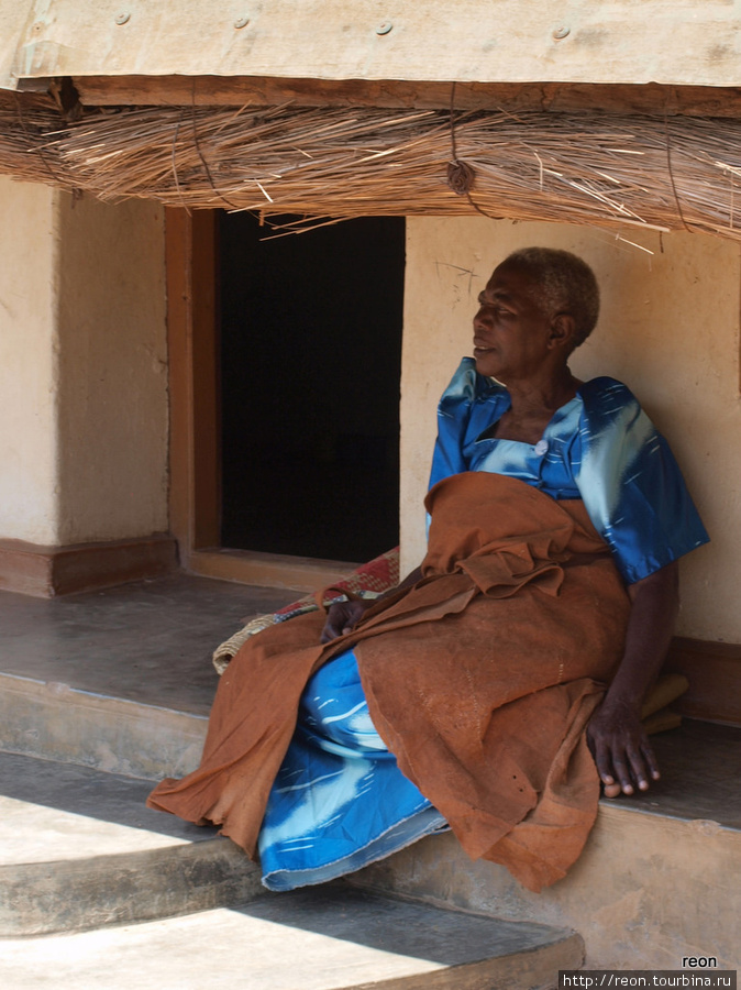 Женщина, одетая в ткань из коры Кампала, Уганда