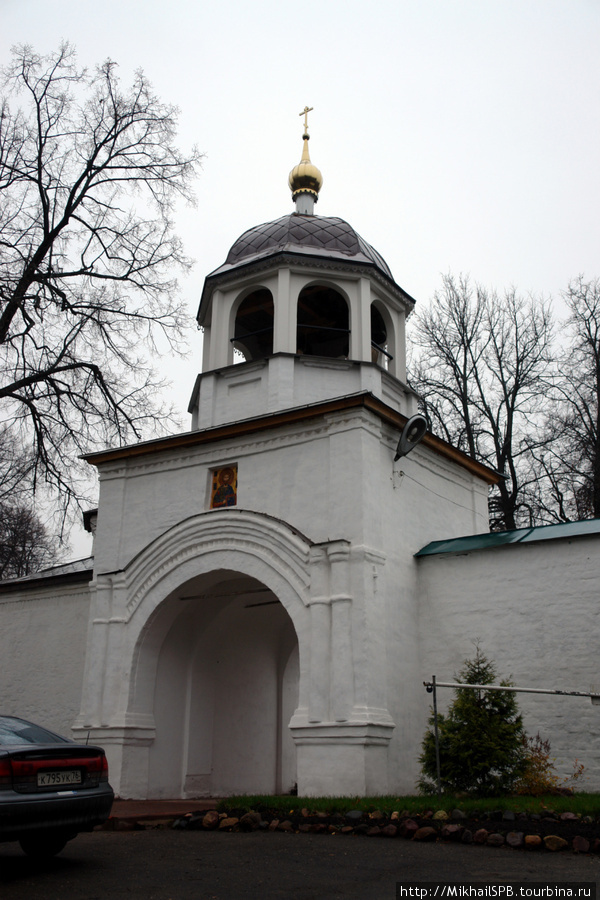 Святые врата с надвратной церковью. Переславль-Залесский, Россия