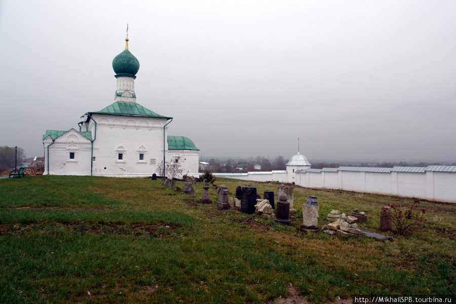 Храм Всех Святых, 1687 г. и надгробия. Переславль-Залесский, Россия