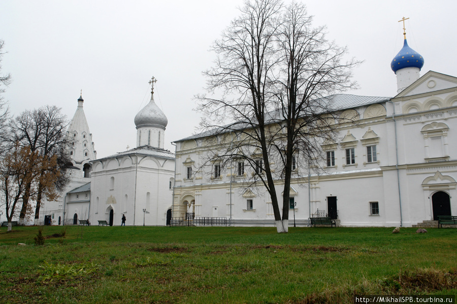 Колокольня, 1689 г.; Даниловский предел Троицкого собора, 1660 г.; Троицкий собор 1532 г.; храм Похвалы Богородицы, 1695 г. Переславль-Залесский, Россия