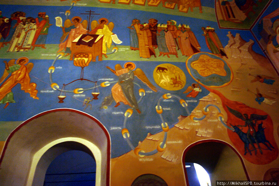 Западная стена с фресками смертных грехов. Переславль-Залесский, Россия