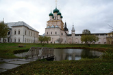 Церковь Иоана Богослова, 1683 г., использовалась как домовая церковь при Красных палатах (слева). Внутренняя территория Ростовского кремля.