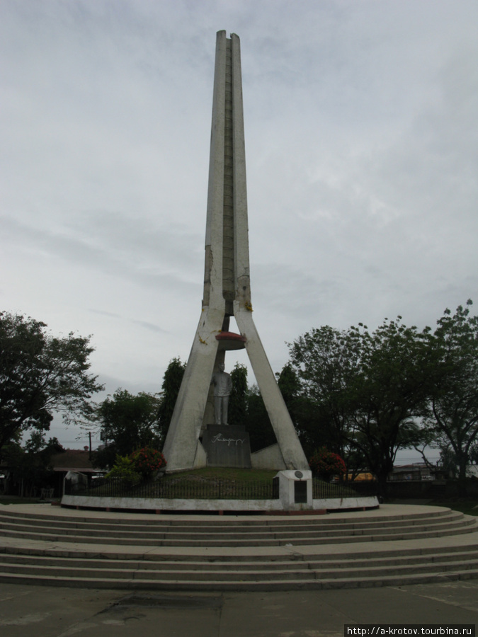 Памятник президенту Филиппин по фамилии Магсайсай. По его имени и парк. Рядом продают дуриан, но в парк с дурианом нельзя, только снаружи. Давао, Филиппины