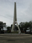 Памятник президенту Филиппин по фамилии Магсайсай. По его имени и парк. Рядом продают дуриан, но в парк с дурианом нельзя, только снаружи.