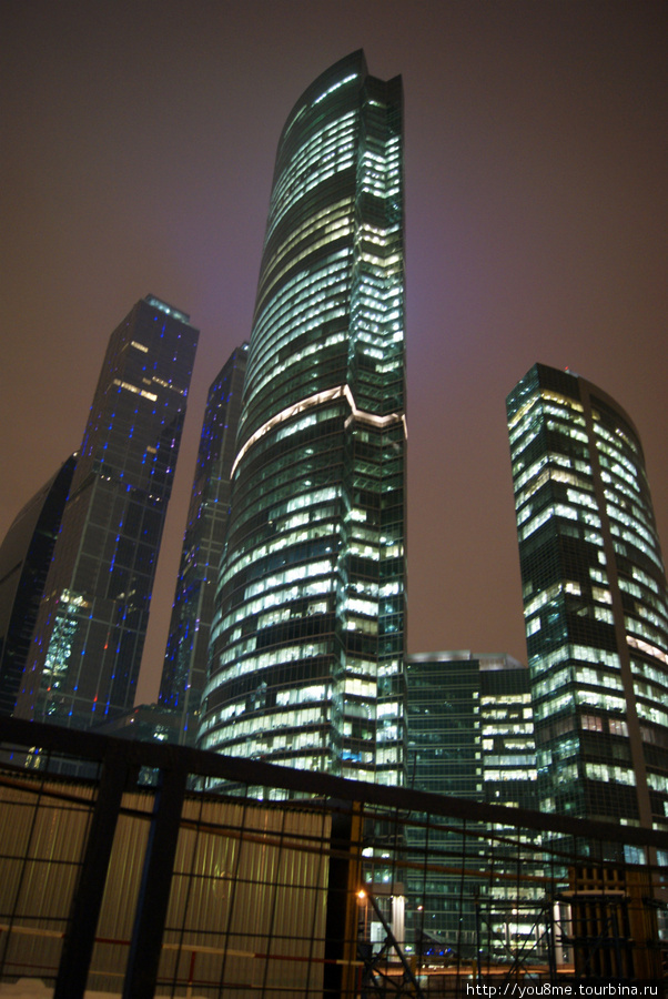 башни начинают светиться огоньками Москва, Россия