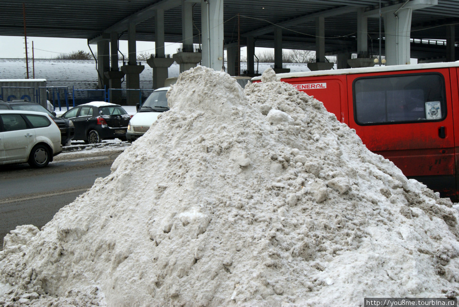снег убирают в кучи, которые потом вывозят Москва, Россия