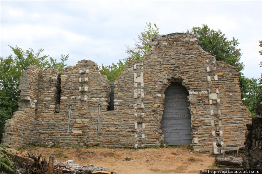 развалины Византийского храма Лоо, Россия